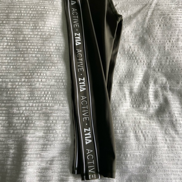Zyia Olive Logo Stripe Light n Tight Hi-Rise 20” capri length leggings - Picture 3 of 7